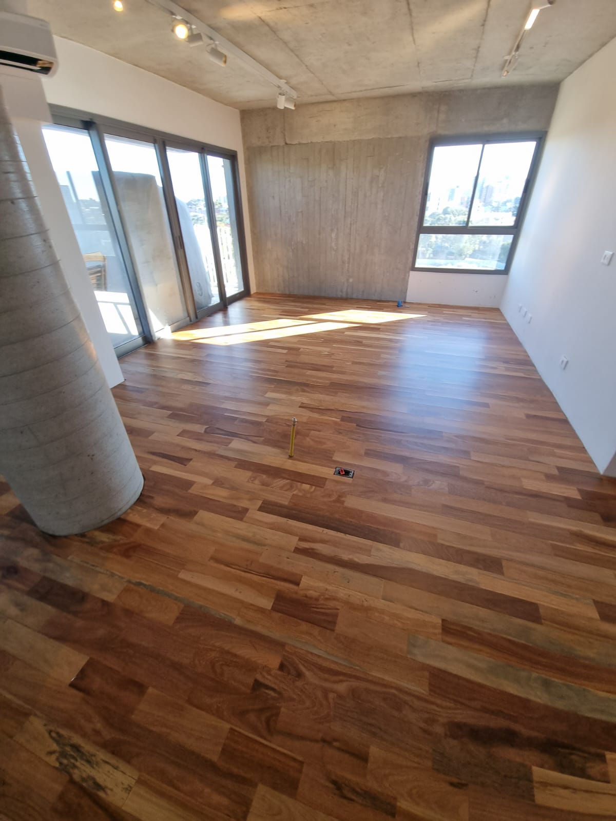 Apartamento com piso de madeira recém-instalado em ambiente contemporâneo
