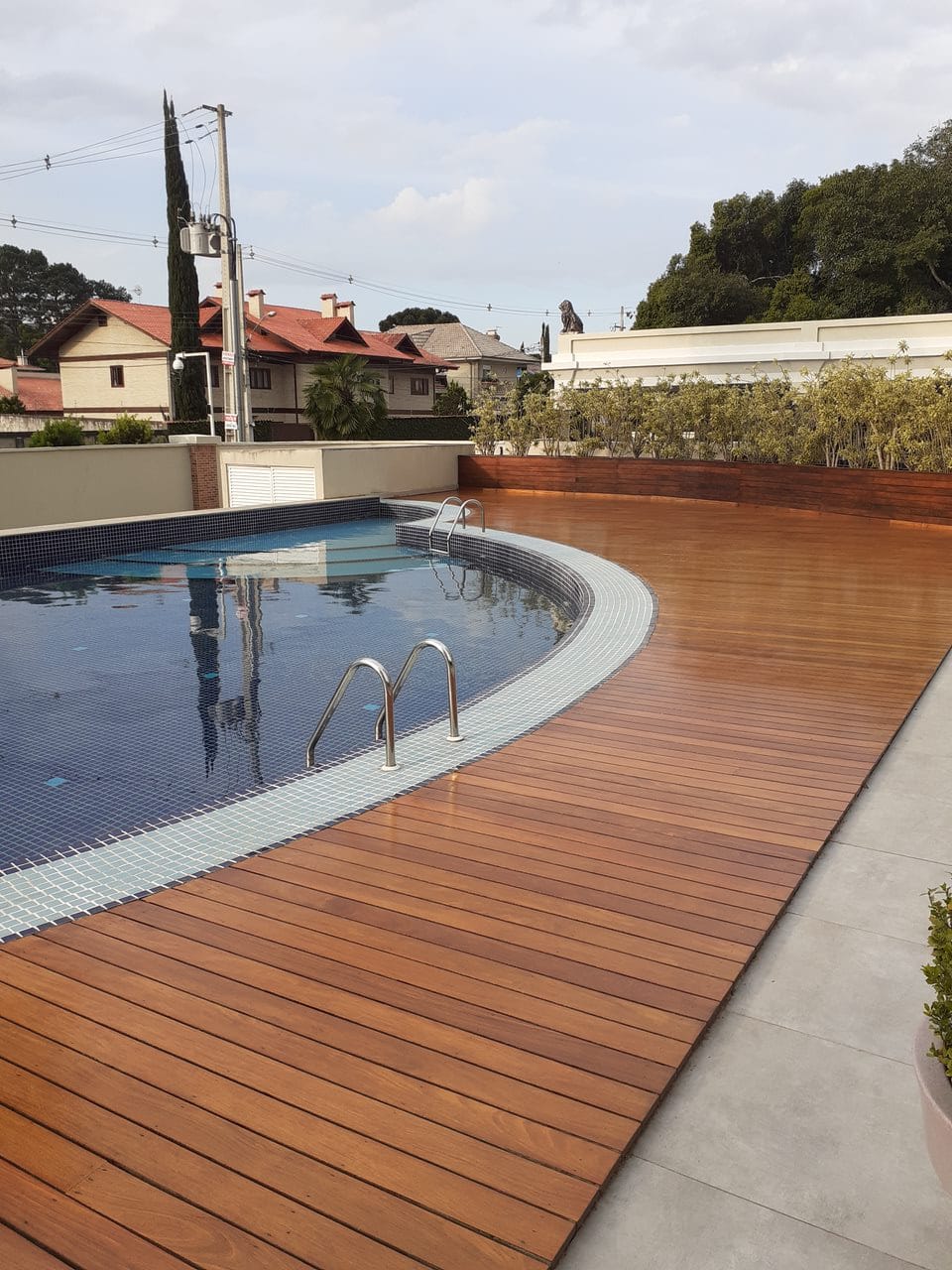 Deck de madeira lixado e revitalizado ao redor de piscina