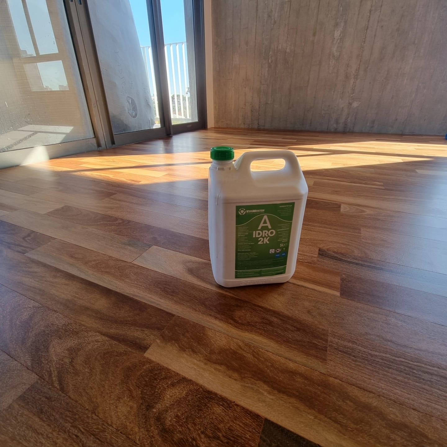 Produto de acabamento Idro 2K sobre piso de madeira em obra